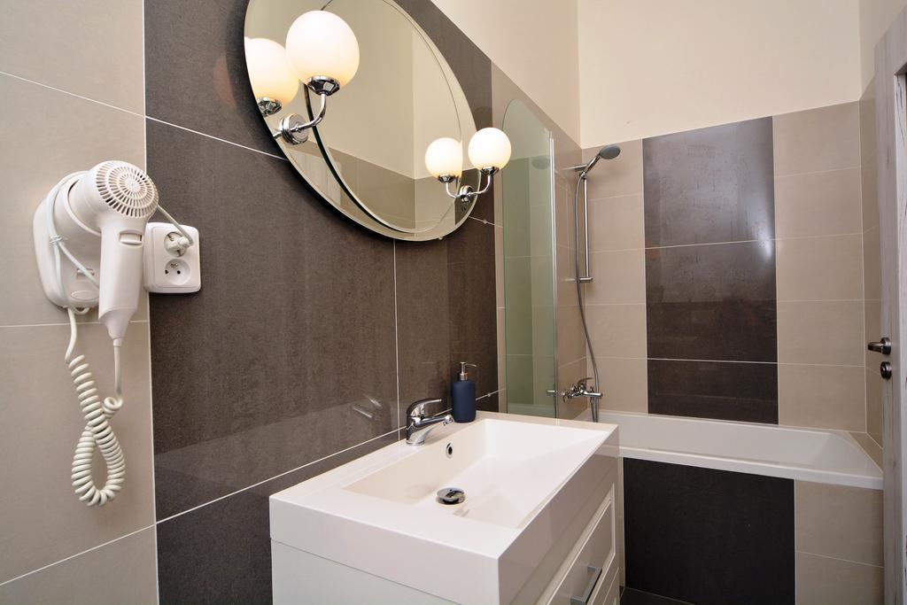 Navratilova Apartment *
